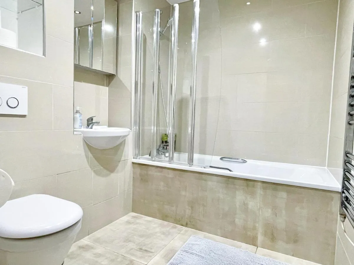 Image 3 of Contemporary Apartments with Private Balconies in Hoxton near Shoreditch, Old Street, Islington