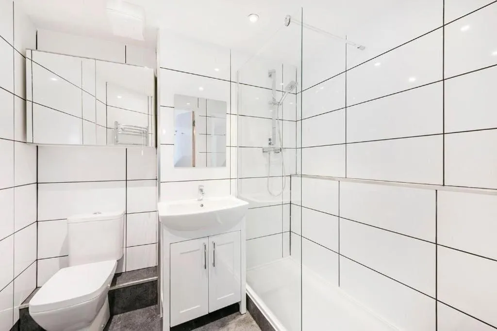 Image 3 of Contemporary Camden Apartment P2