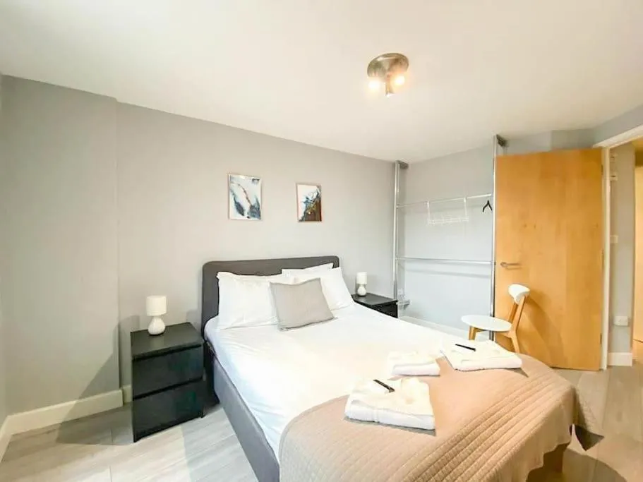 Image 4 of Contemporary Camden Apartment P2