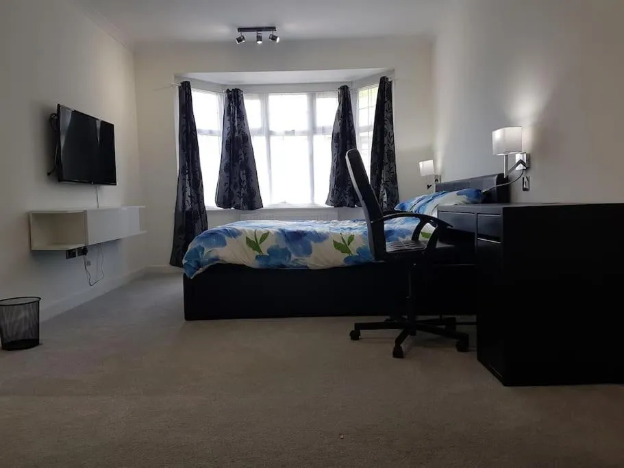 Image 5 of Contemporary ground flr maisonette- Entire place