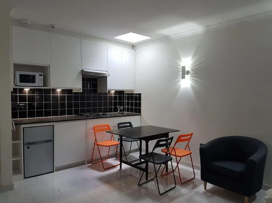 Image 3 of Contemporary ground flr maisonette- Entire place