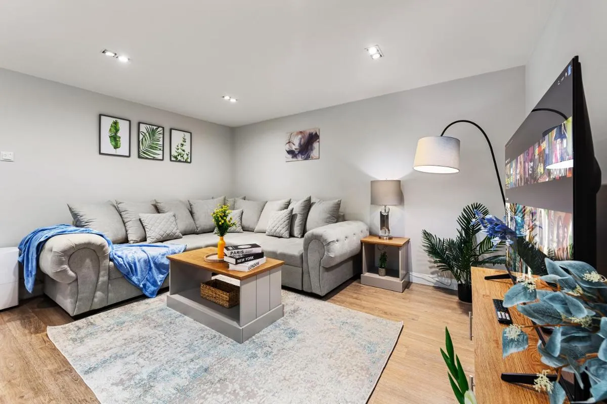 Image 3 of Contractor & Family Friendly, Central London Access, Mini Bar, AC