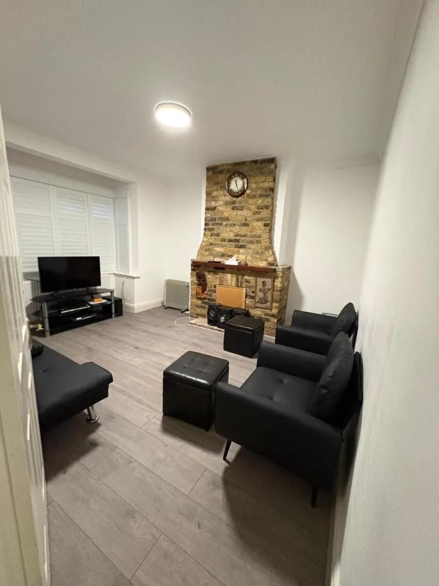 Image 4 of Convenient Northolt Home Near Tube & Parking