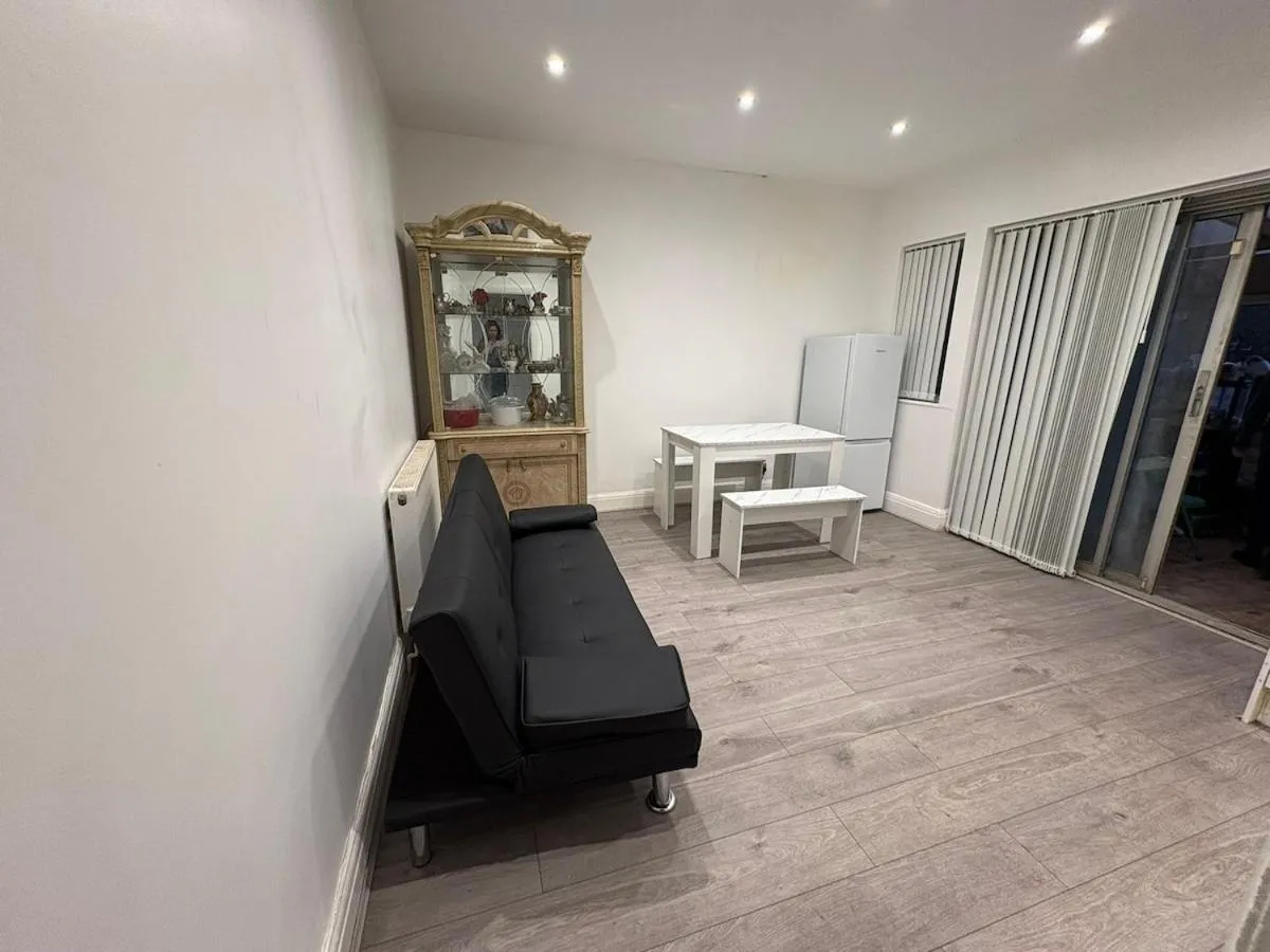 Image 3 of Convenient Northolt Home Near Tube & Parking