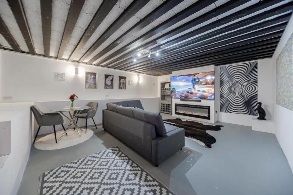 Image 1 of Converted Cinema room into studio apartment