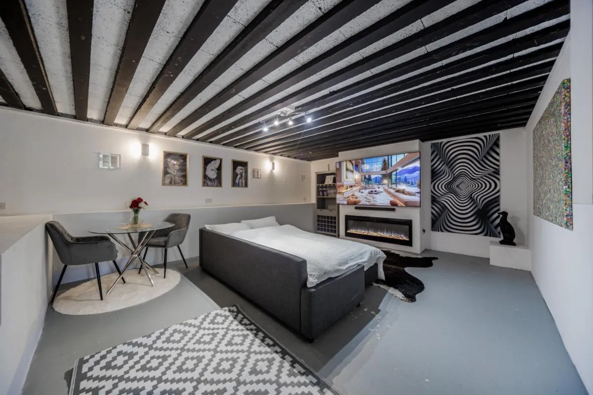 Image 5 of Converted Cinema room into studio apartment