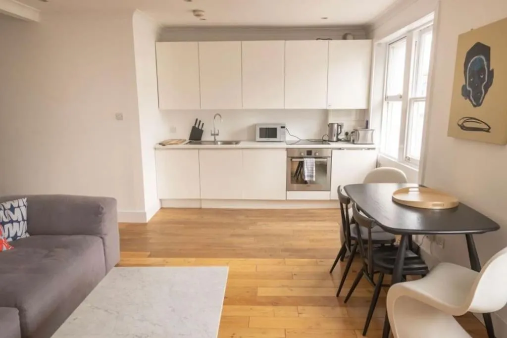 Image 4 of Cool, Quiet Notting Hill 2 BED APT