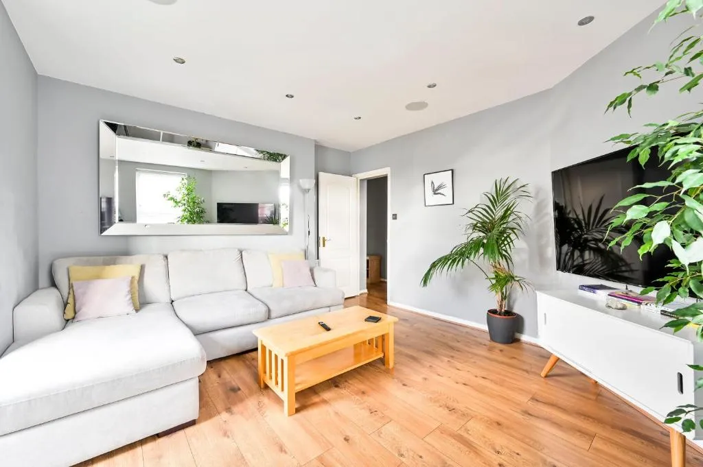 Cosy 1-Bed E15, sleeps 4, 1 min from tube Station Near O2 Arena