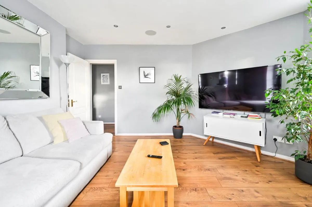 Image 2 of Cosy 1-Bed E15, sleeps 4, 1 min from tube Station Near O2 Arena