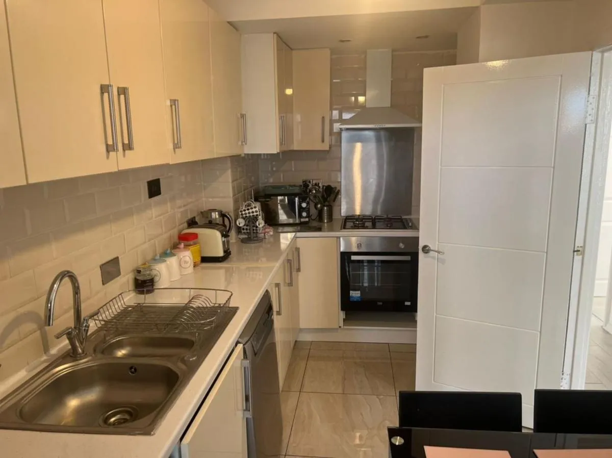 Image 4 of Cosy 2-Bedroom Flat in Finsbury Park, Modern, Convenient & Close to Central London!