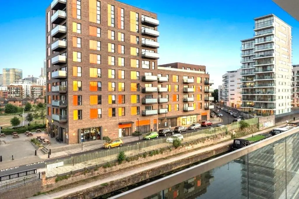 Image 3 of Cosy 2-Bedroom Flat with Balcony Canary Wharf