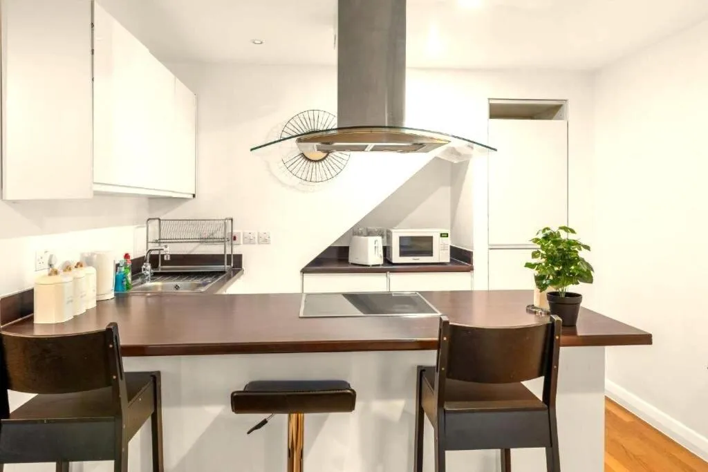 Image 4 of Cosy 2-Bedroom Flat with Balcony Canary Wharf