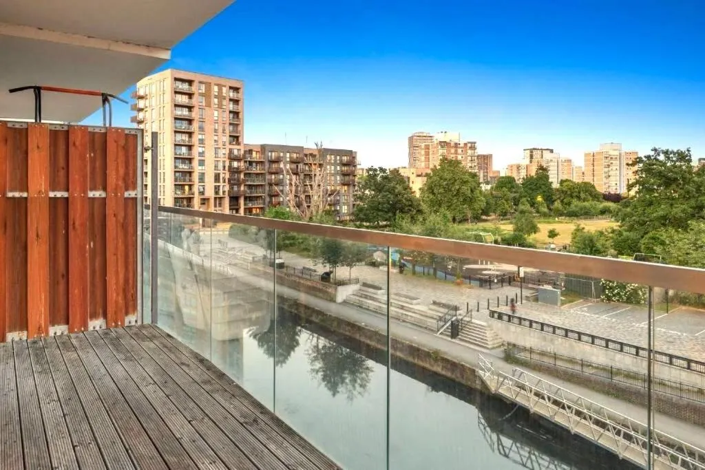 Image 5 of Cosy 2-Bedroom Flat with Balcony Canary Wharf