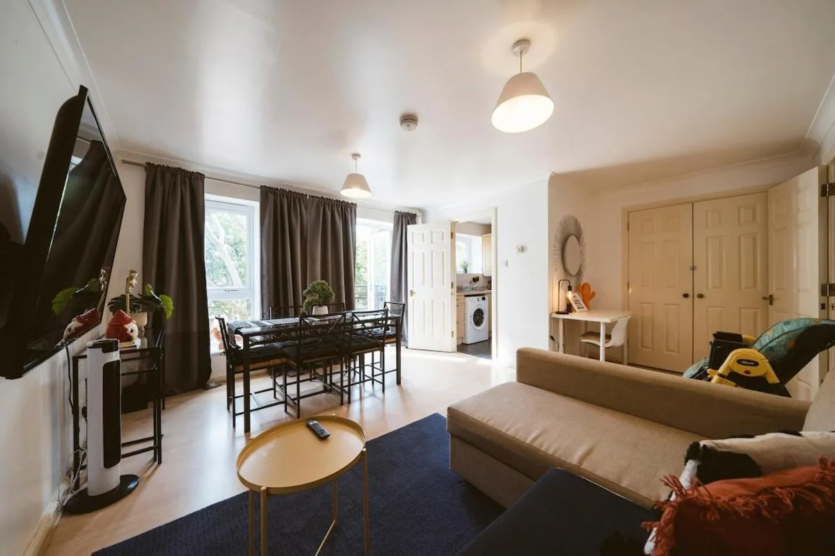 Image 5 of Cosy 2 BDR flat 5 min to ExCel free Car Parking