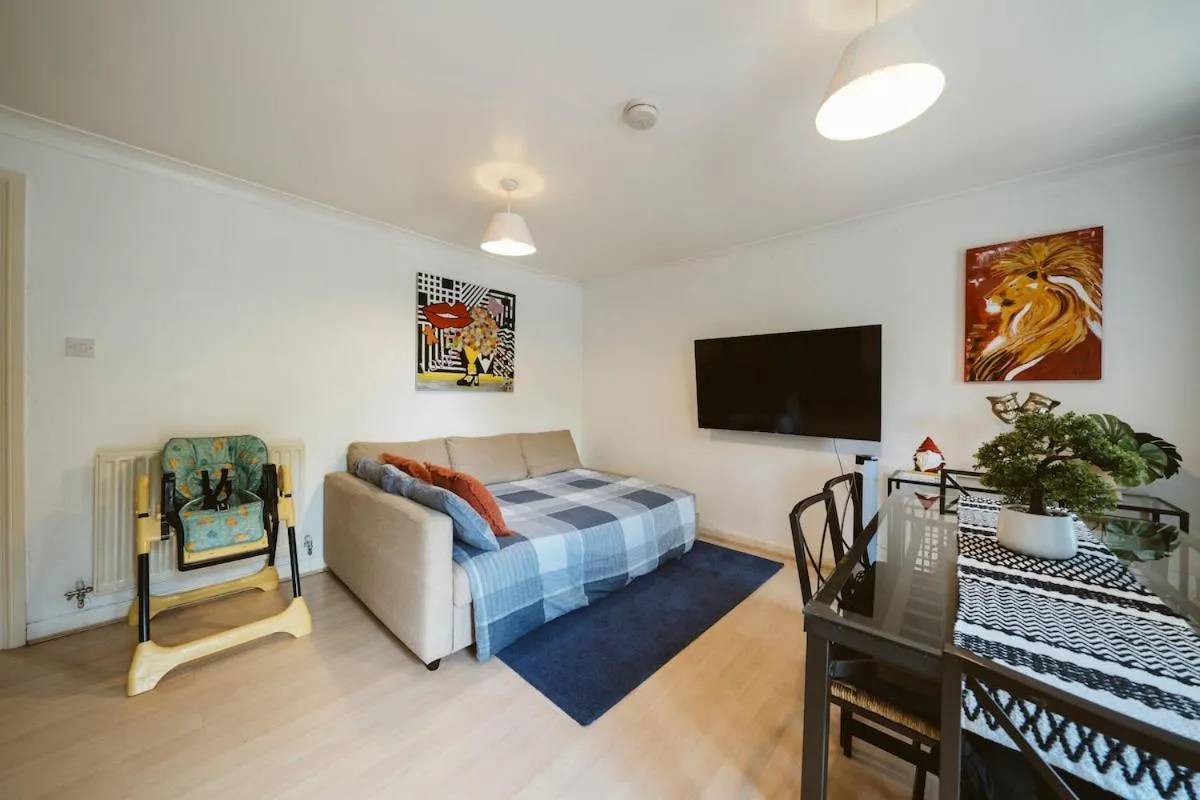 Image 2 of Cosy 2 BDR flat 5 min to ExCel free Car Parking