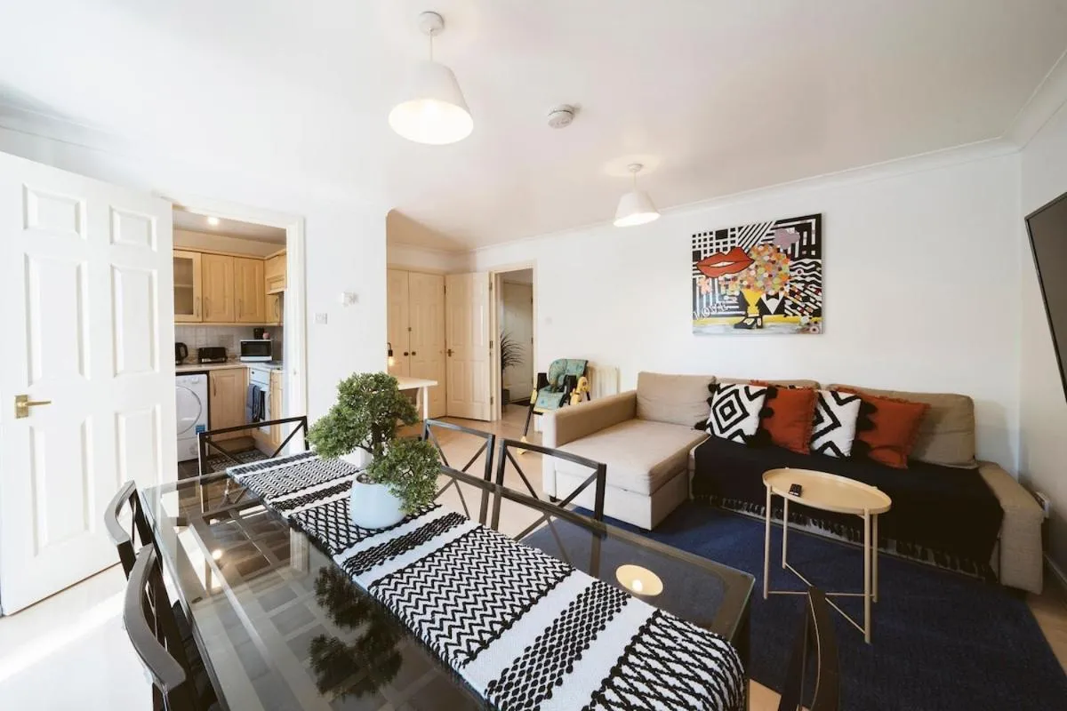 Image 4 of Cosy 2 BDR flat 5 min to ExCel free Car Parking