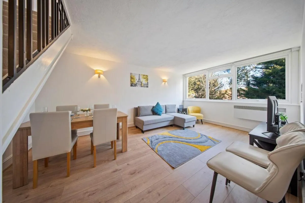 Image 4 of Cosy 2 Bed Chigwell Flat with Free Parking
