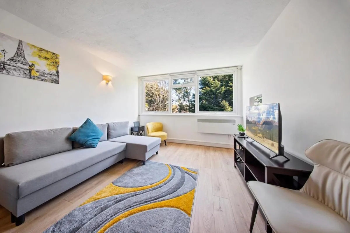 Image 5 of Cosy 2 Bed Chigwell Flat with Free Parking