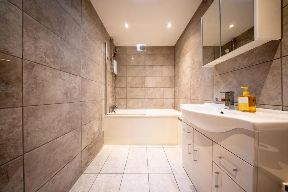 Image 3 of Cosy 2 Bed Chigwell Flat with Free Parking