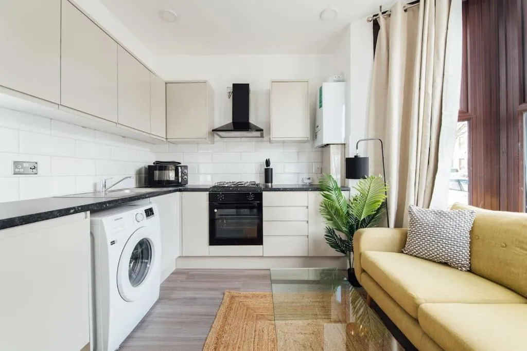 Image 4 of Cosy 2 Bedroom Flat in Ilford, London