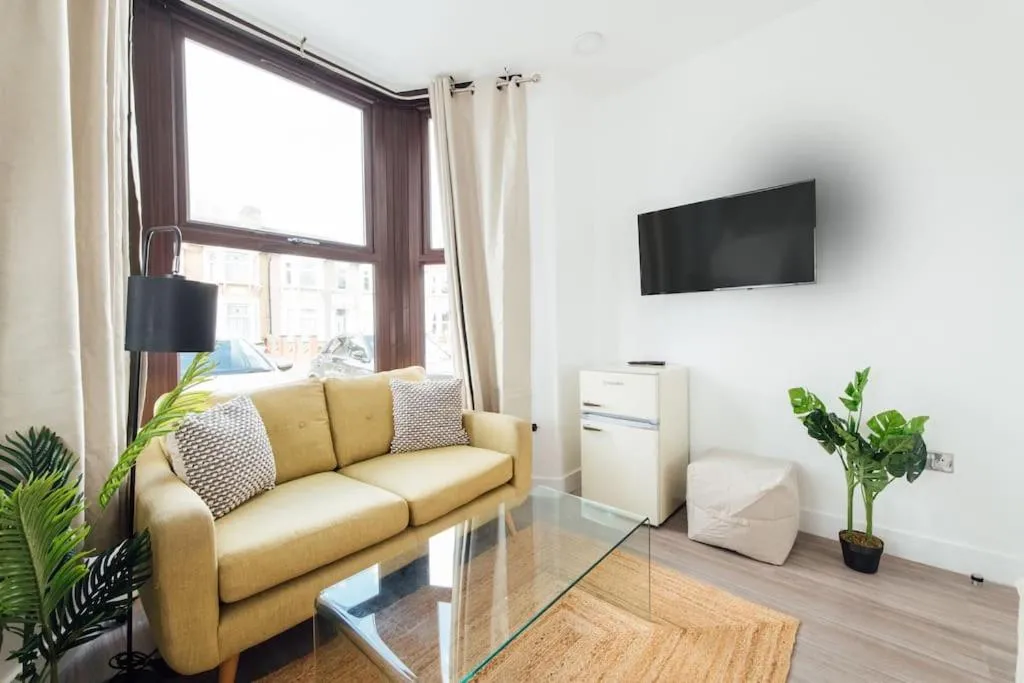 Image 5 of Cosy 2 Bedroom Flat in Ilford, London