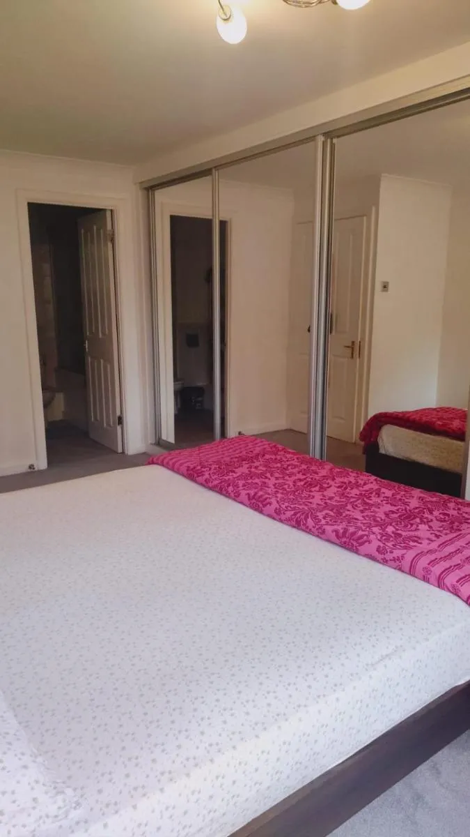 Image 3 of Cosy 2 bed 2 bath close to the station