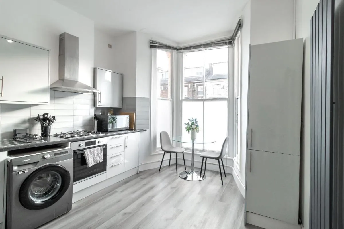 Image 4 of Cosy 3 Bed flat in Shepherds bush Sleeps 8 guest