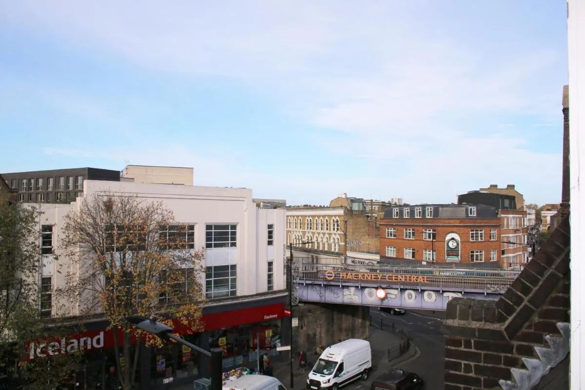 Image 5 of Cosy 3 Bedroom Flat, Hackney Central
