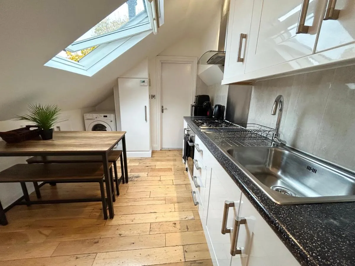 Image 4 of Cosy 3 Bedroom Flat, Hackney Central
