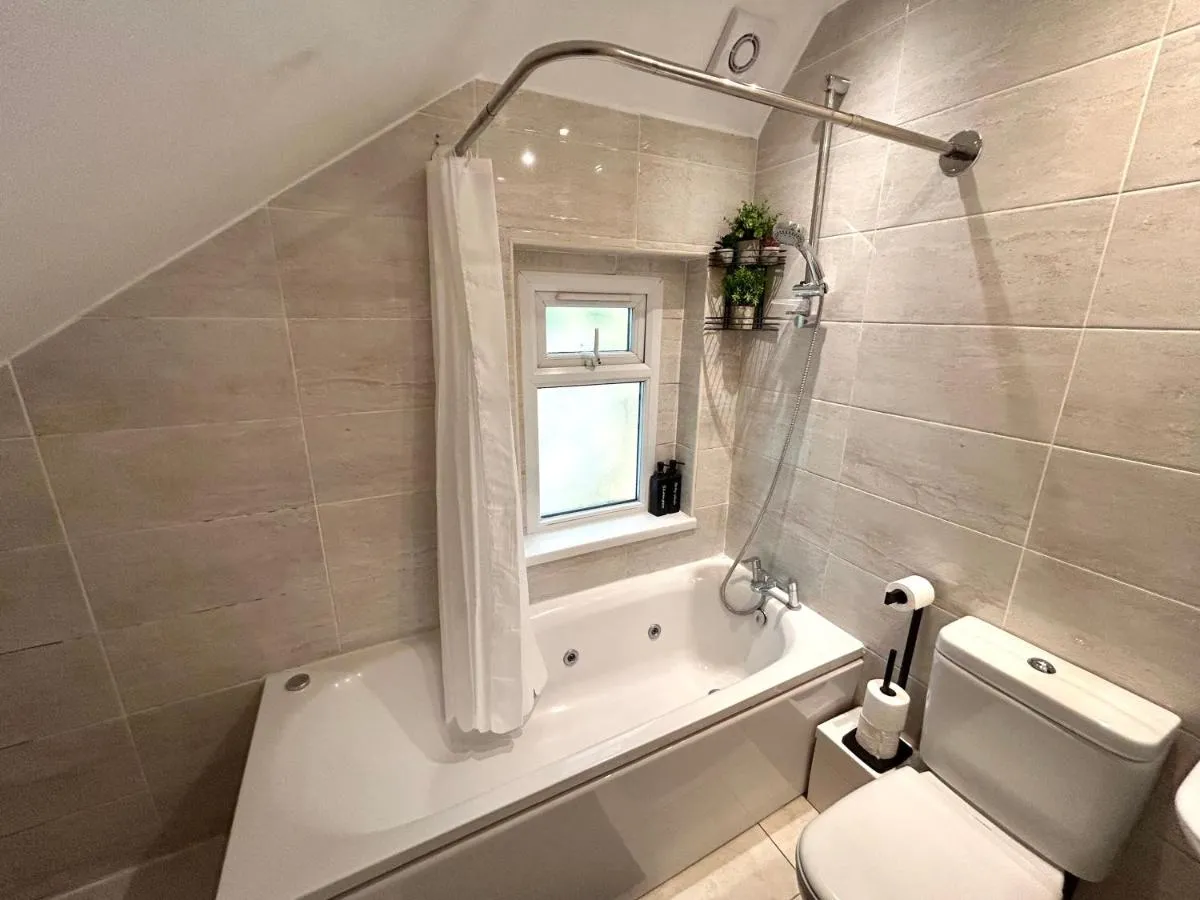 Image 3 of Cosy 3 Bedroom Flat, Hackney Central