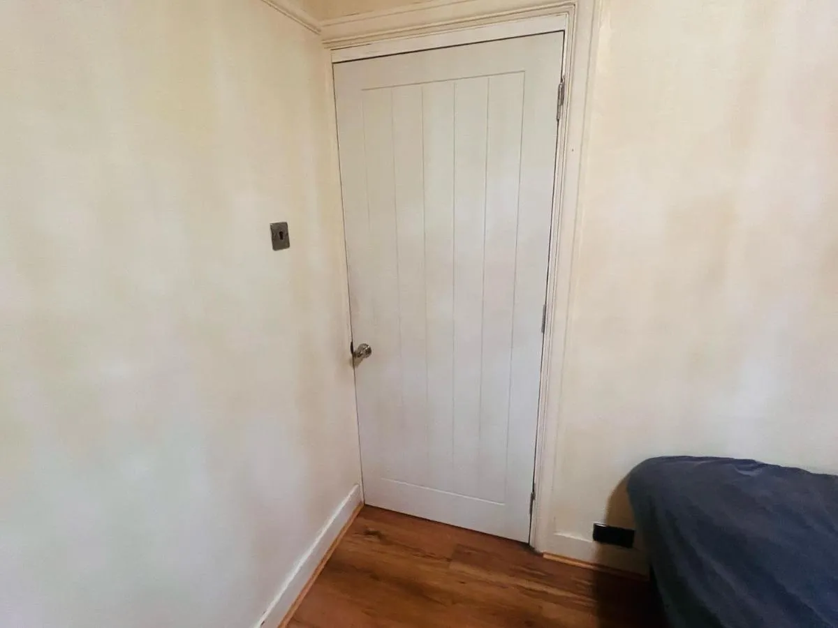 Image 3 of Cosy Double Room in Harrow & Wealdstone – Desk,Fast Free Wi-Fi,Near Station – 15 mins by train to Wembley Central & Euston