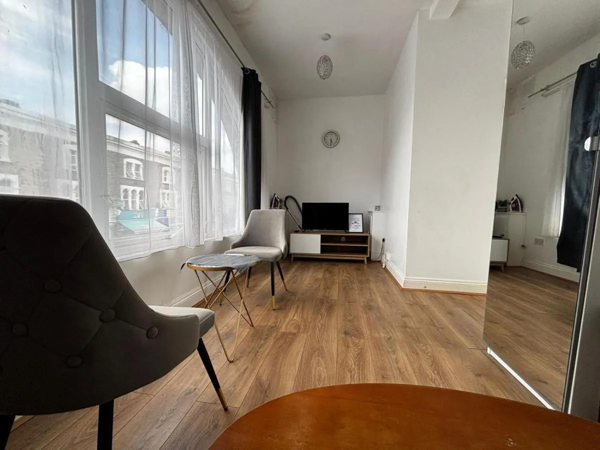 Image 4 of Cosy Flat Goodmayes