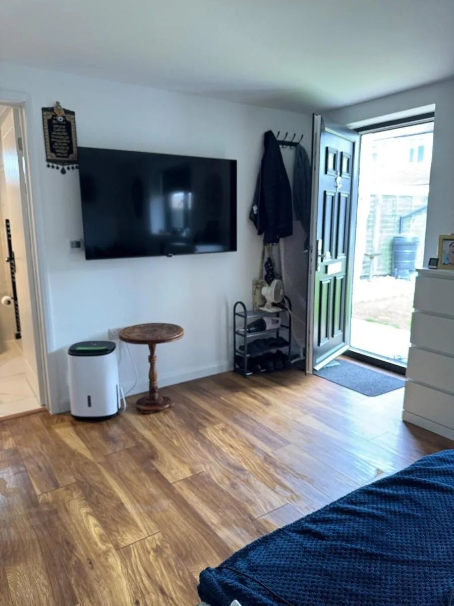 Image 5 of Cosy Garden Studio, close to Central and Wembley