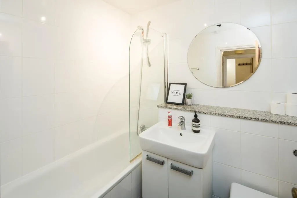 Cosy High-ceiling Victorian flat with balcony – 2mins to Hyde Park, Kensington Palace, NottingHill, High Street Kensington,2BR 2Baths