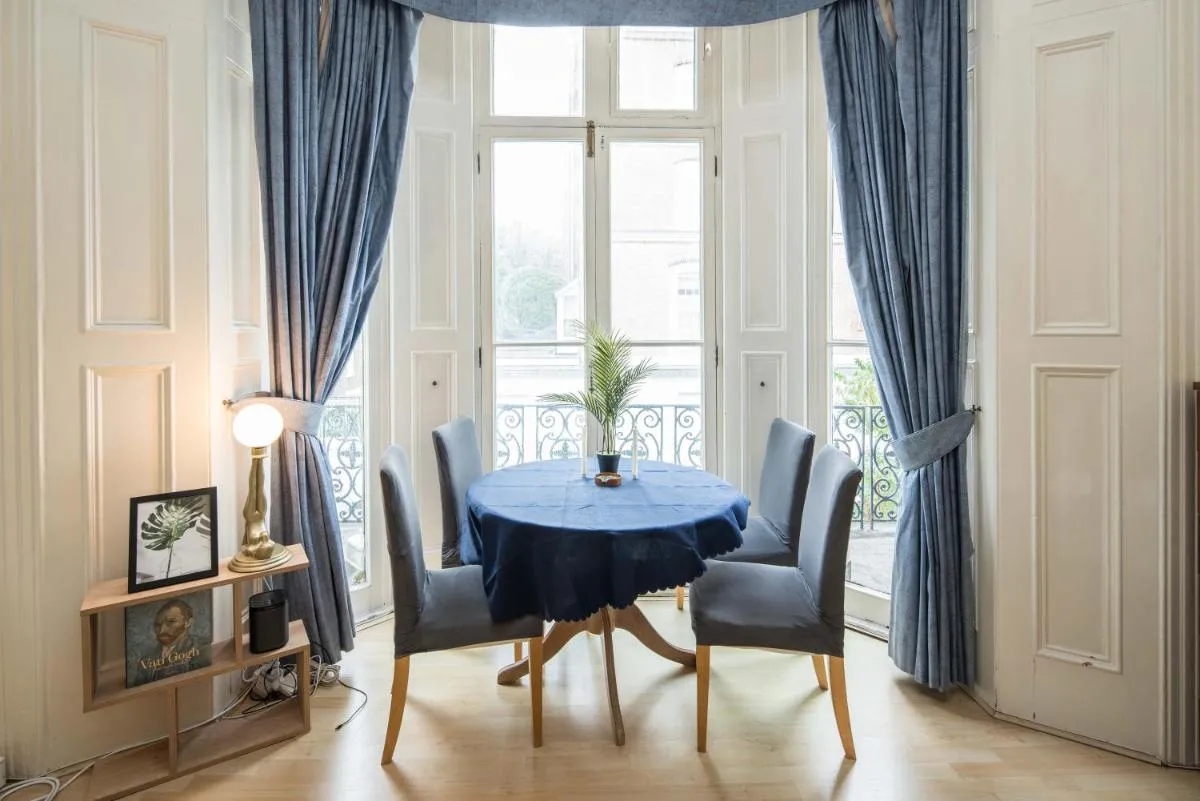 Image 3 of Cosy High-ceiling Victorian flat with balcony – 2mins to Hyde Park, Kensington Palace, NottingHill, High Street Kensington,2BR 2Baths