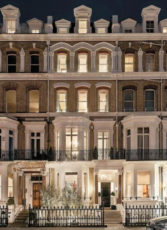 Image 4 of Cosy High-ceiling Victorian flat with balcony – 2mins to Hyde Park, Kensington Palace, NottingHill, High Street Kensington,2BR 2Baths
