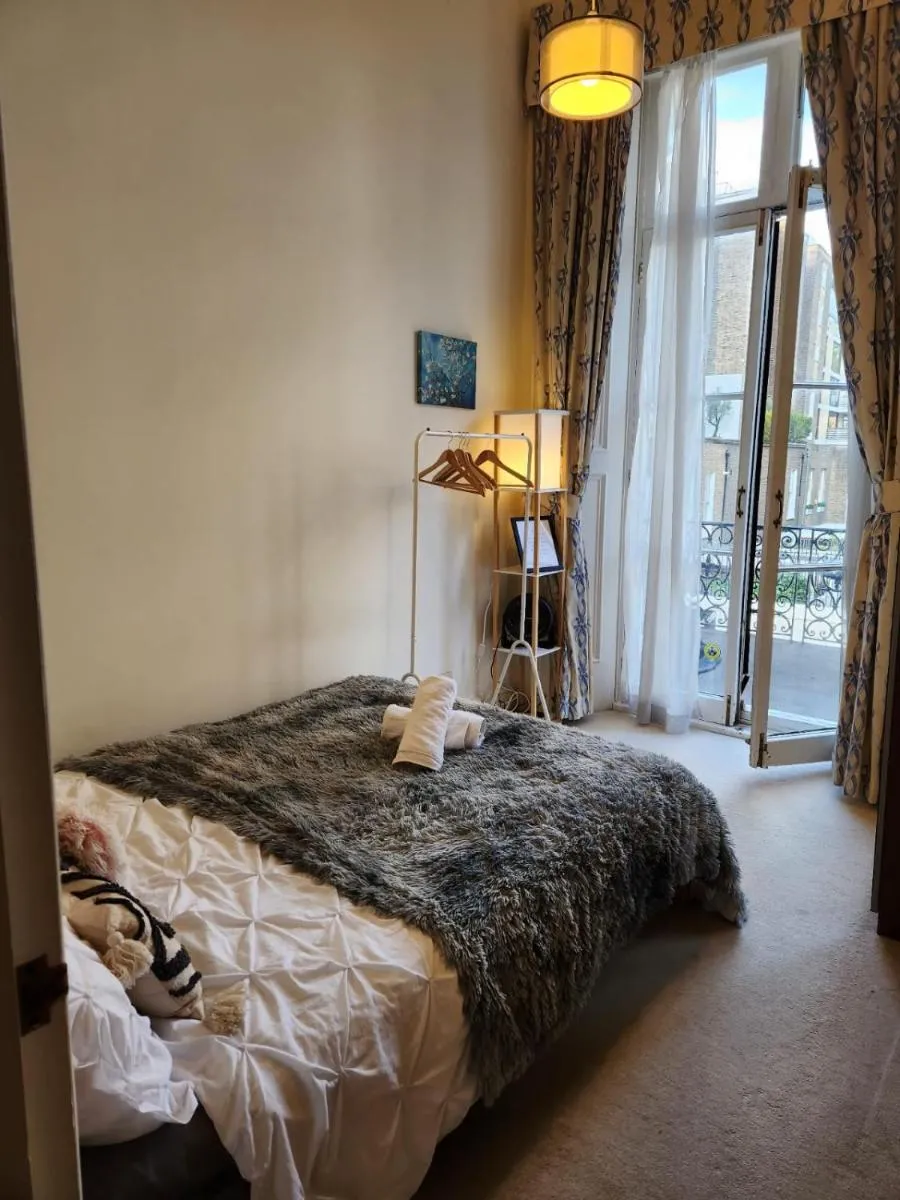 Image 5 of Cosy High-ceiling Victorian flat with balcony – 2mins to Hyde Park, Kensington Palace, NottingHill, High Street Kensington,2BR 2Baths