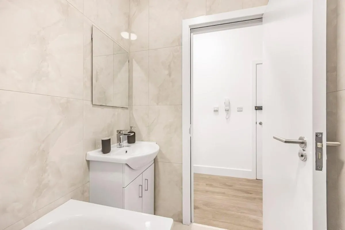 Image 3 of Cosy Home In London – 4 Sleeper