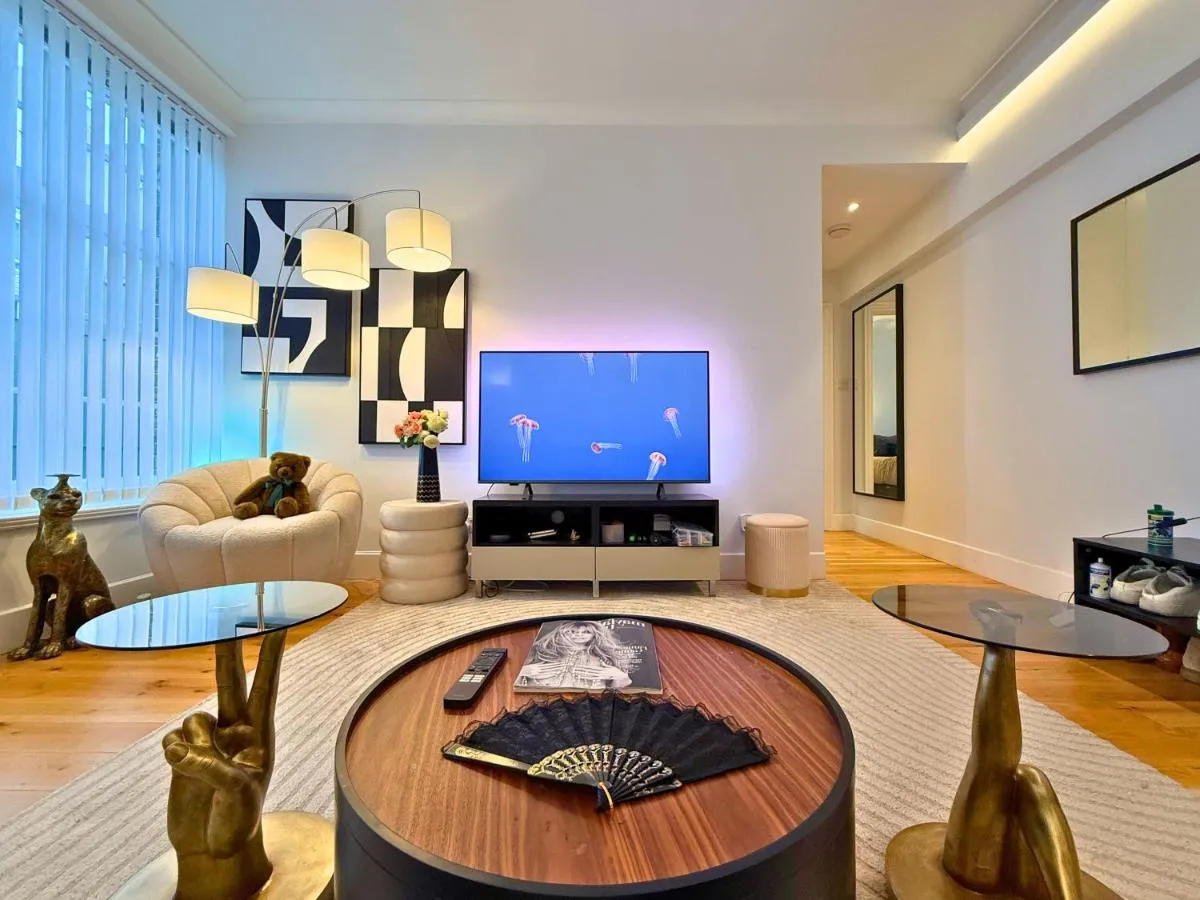 Image 3 of Cosy Mayfair Hideout on Prestigious Street
