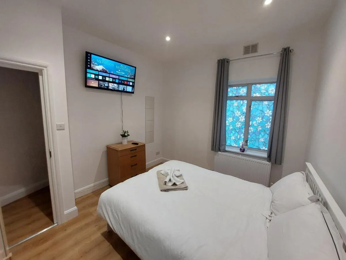 Image 2 of Cosy North Kensington Family apartment for 4 persons – Children stay free Netflix in all bedrooms Close to underground and overground stations – very convenient for Wembley Stadium