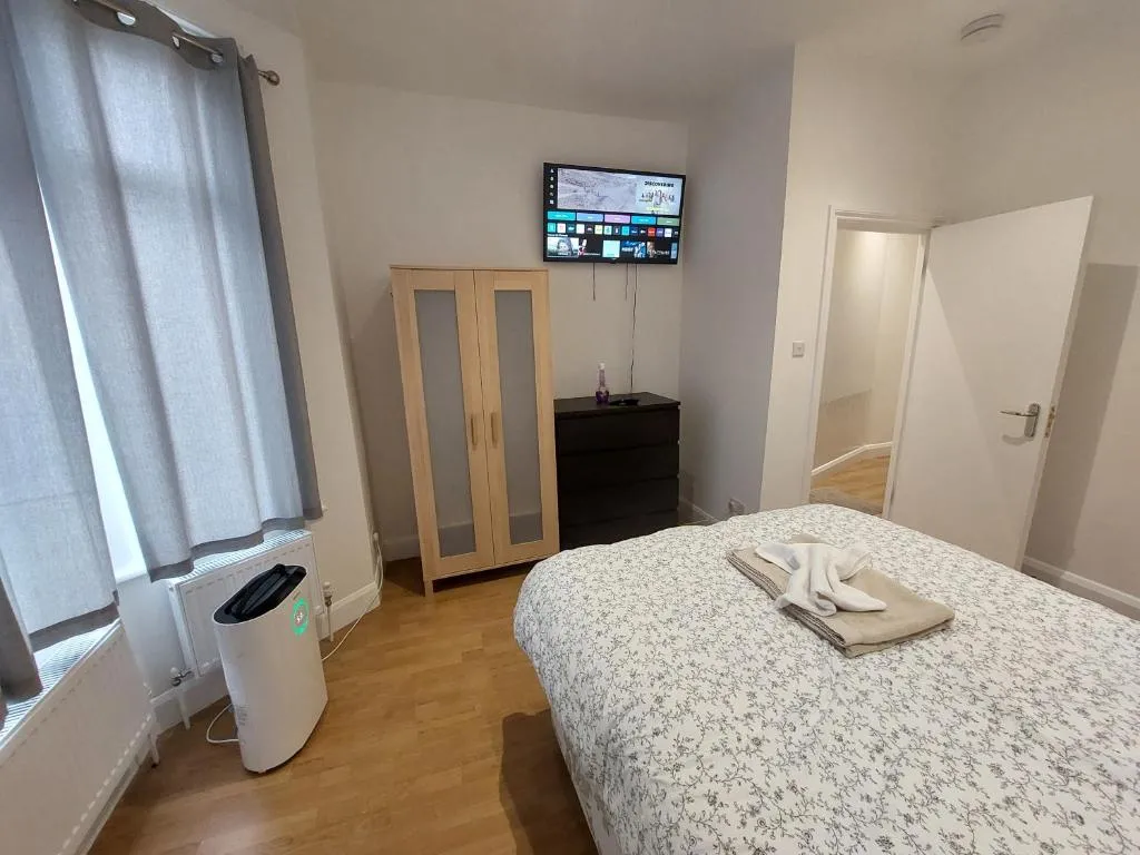 Cosy North Kensington Family apartment for 4 persons – Children stay free Netflix in all bedrooms Close to underground and overground stations – very convenient for Wembley Stadium