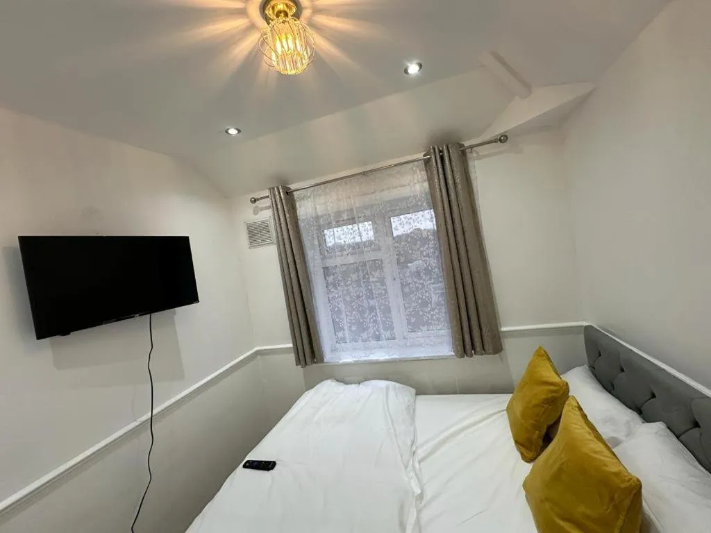 Image 3 of Cosy Smart/Small Double Room in Keedonwood Road Bromley