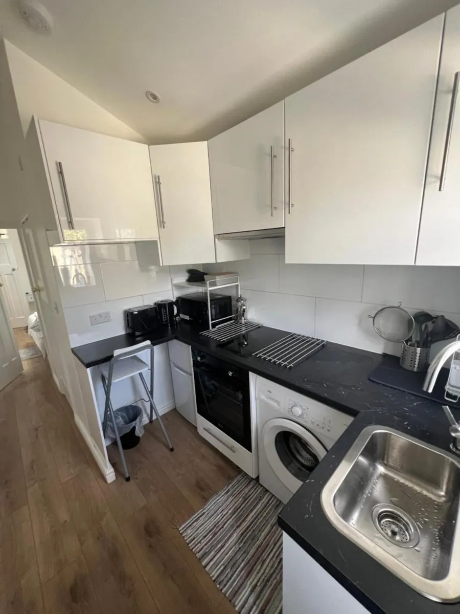 Image 4 of Cosy Studio Apartment, Flat in London