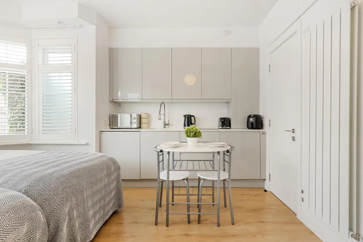 Image 5 of Cosy Studio Flat with Free Parking