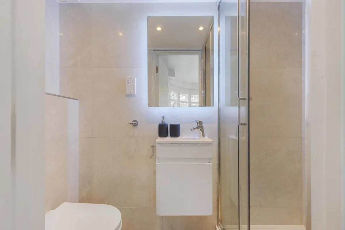 Image 4 of Cosy Studio Flat with Free Parking