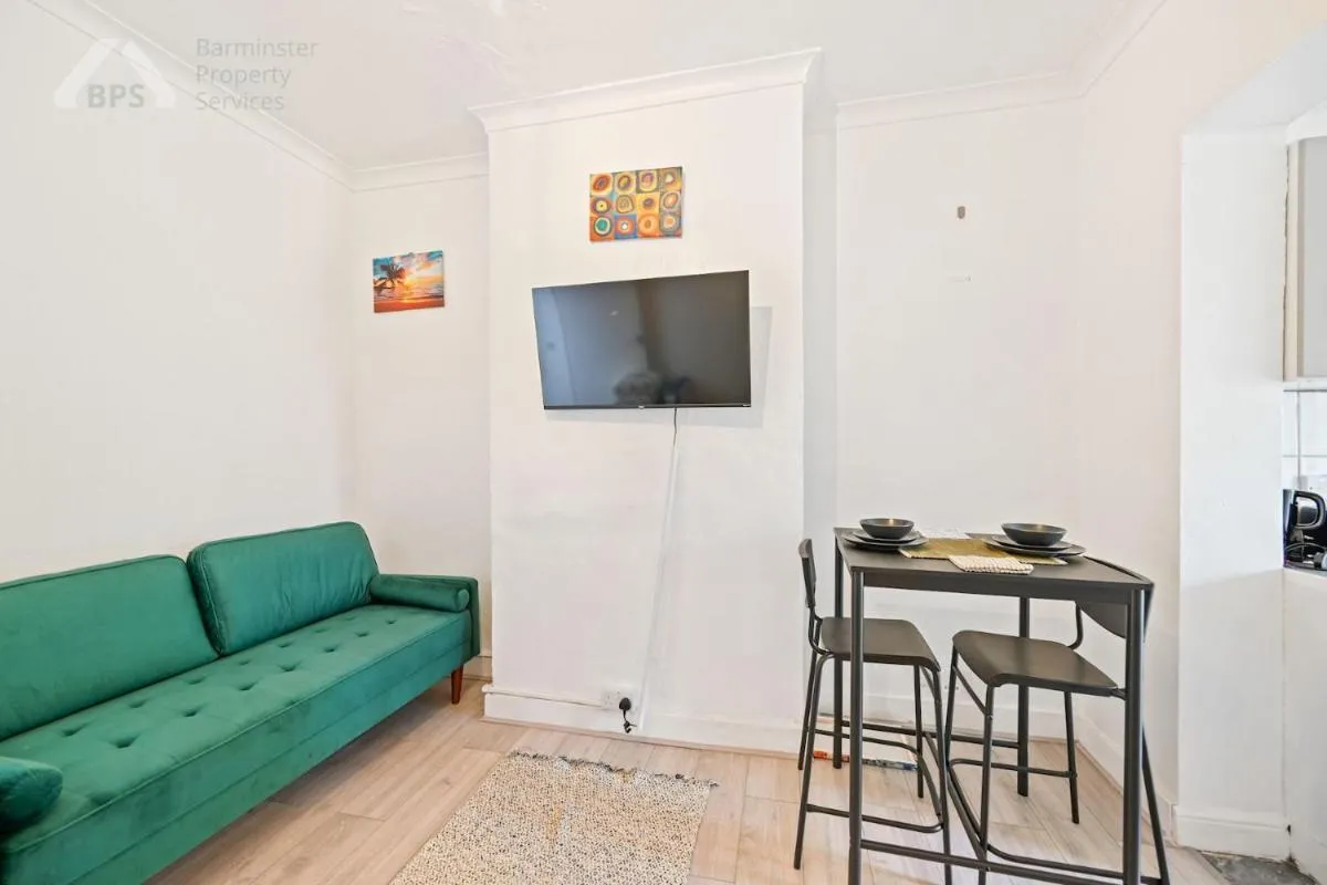 Image 5 of Cosy Tottenham Apartment Sleeps 4