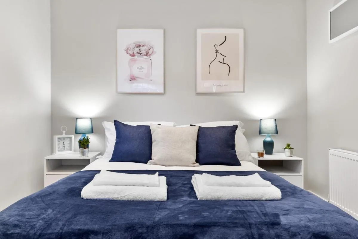 Image 2 of Cosy Two Bedroom Luxury Living – Central London Hideaway Cottage Paddington & Westminster