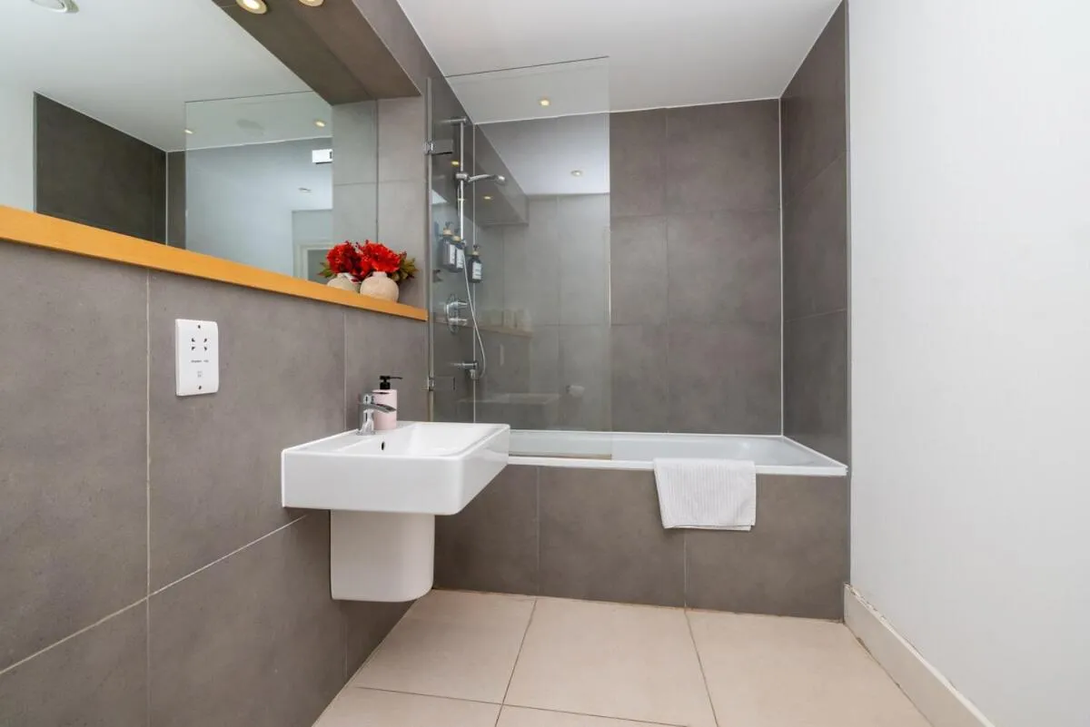 Image 3 of Cosy, modern high rise with views! 2 bedroom