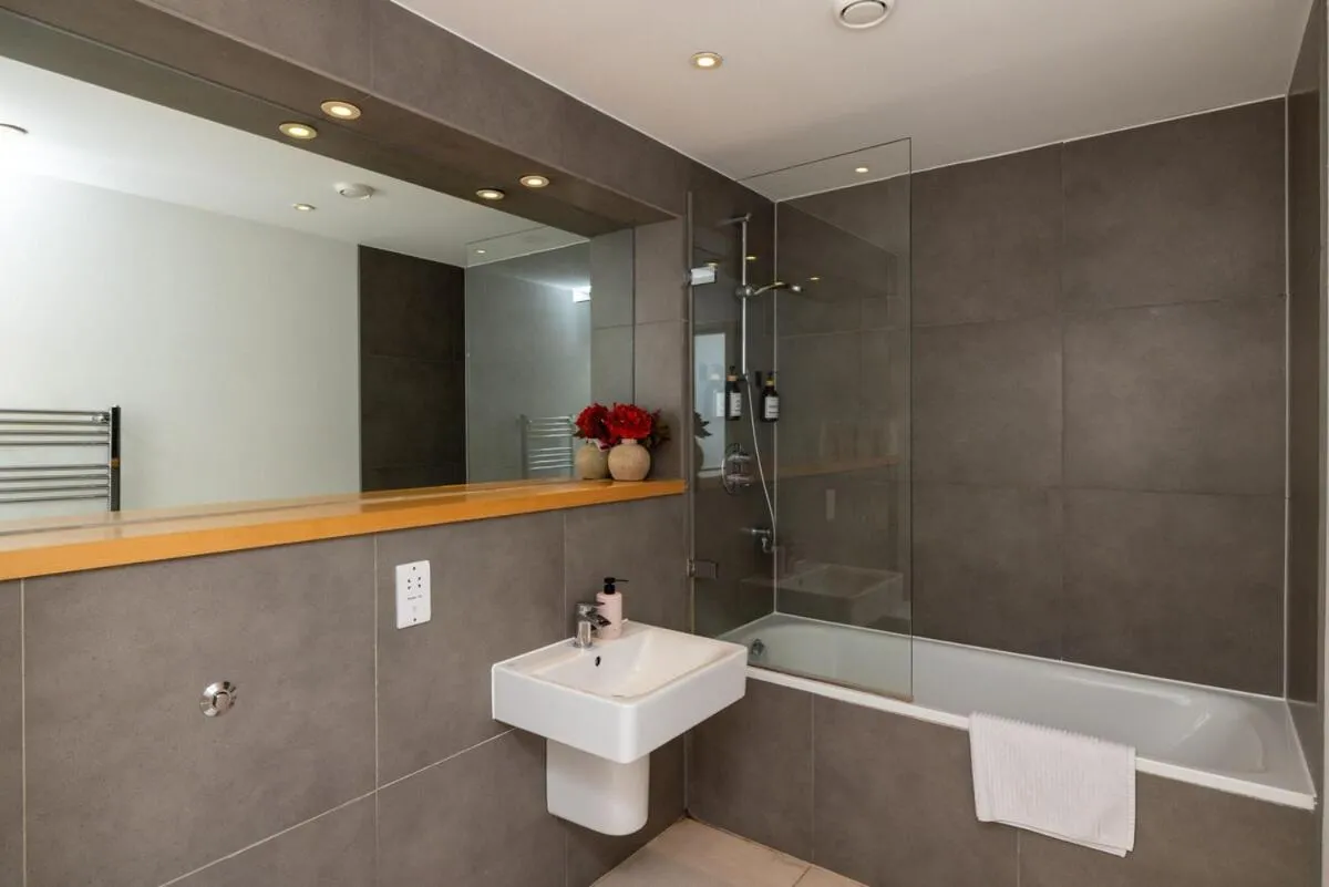 Image 5 of Cosy, modern high rise with views! 2 bedroom