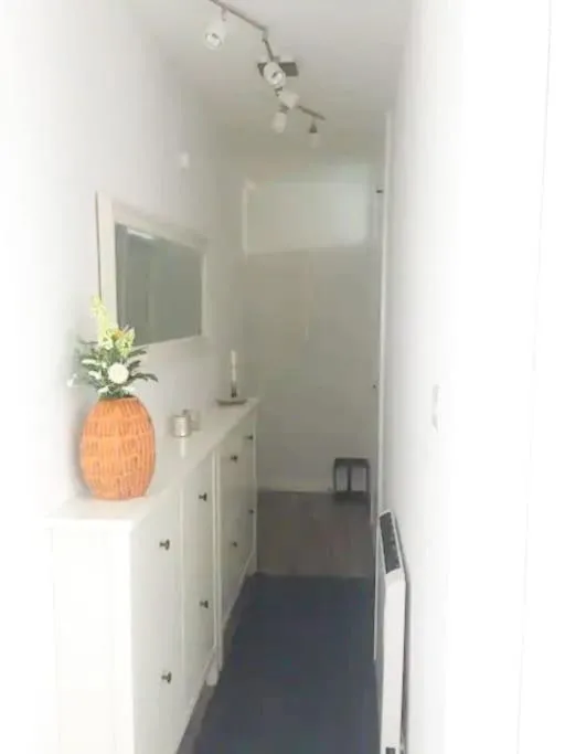 Image 4 of Cosy studio flat, great location!